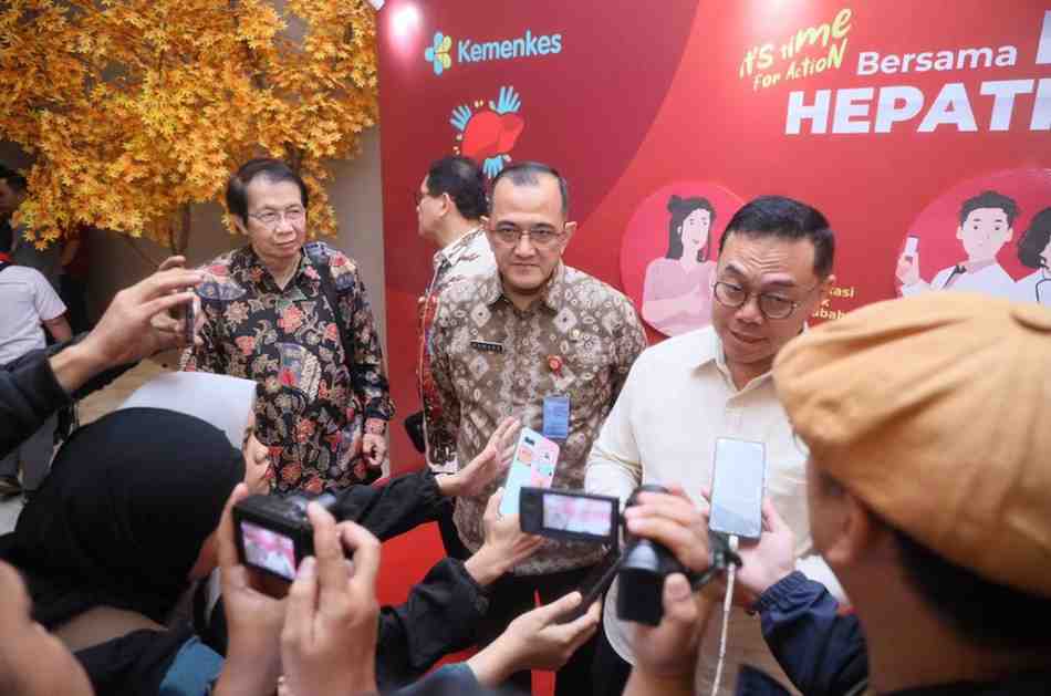Direktur Pencegahan Penyakit Menular, dr Imran Pambudi bersama Pj Sekda Sumsel. Edward Candra hadiri peringatan Hari Hepatitis Sedunia, Rabu (31/7/2024). Foto: Humas Pemprov Sumsel.