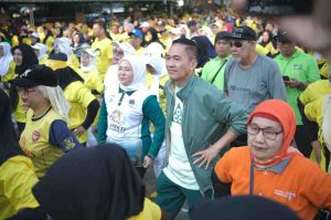 Sekda Palembang, Ratu Dewa ditemani istri senam bersama ribuan emak-emak di Sako Kenten, Minggu (14/7/2024) pagi. Foto: Kominfo Palembang.