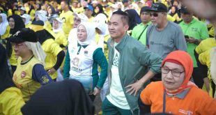 Sekda Palembang, Ratu Dewa ditemani istri senam bersama ribuan emak-emak di Sako Kenten, Minggu (14/7/2024) pagi. Foto: Kominfo Palembang.