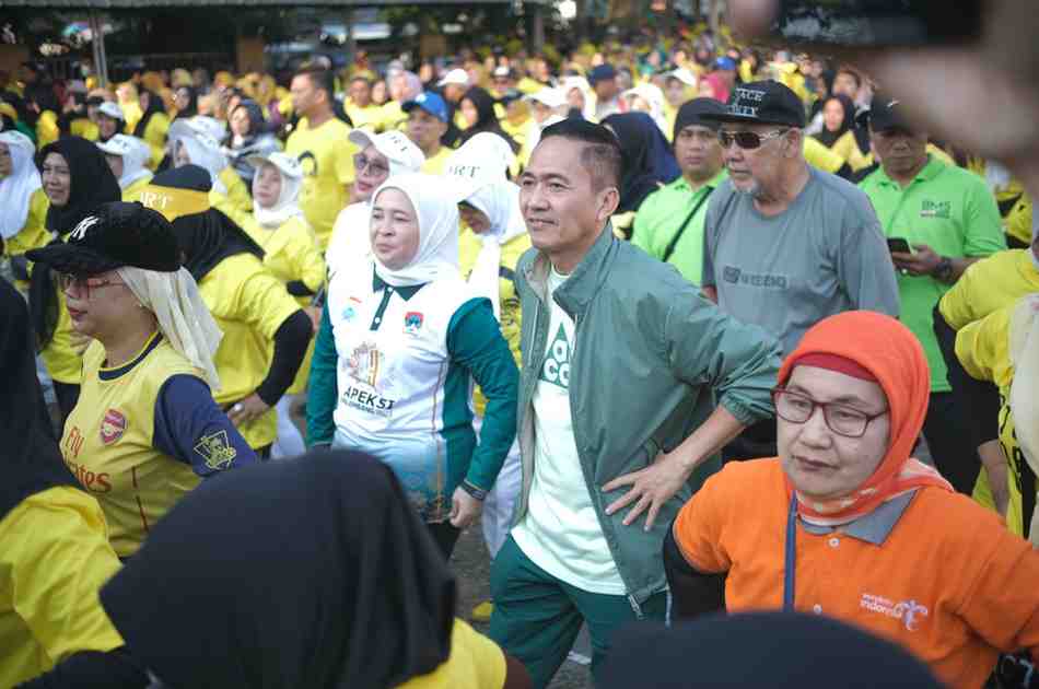 Sekda Palembang, Ratu Dewa ditemani istri senam bersama ribuan emak-emak di Sako Kenten, Minggu (14/7/2024) pagi. Foto: Kominfo Palembang.