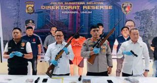 Mareda Gosta (44). warga Kalidoni Palembang, ditangkap karena memiliki empat senjata api ilegal. Kini oknum ASN itu ditahan, Senin (15/7/2024). Foto: Sumselheadline/Ela.