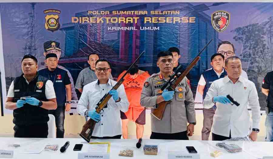 Mareda Gosta (44). warga Kalidoni Palembang, ditangkap karena memiliki empat senjata api ilegal. Kini oknum ASN itu ditahan, Senin (15/7/2024). Foto: Sumselheadline/Ela.