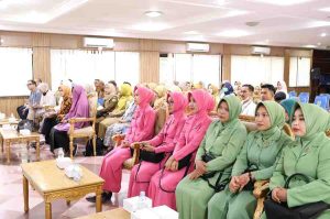 Sejumlah ibu-ibu darma wanita Muba mengikuti sosialisasi dan on the job Training Deteksi Dini Kanker Leher Rahim di Sekayu, Selasa (23/7/2024). Foto: Kominfo Muba.