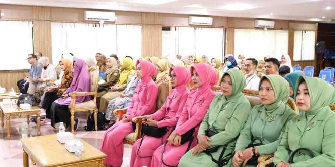 Sejumlah ibu-ibu darma wanita Muba mengikuti sosialisasi dan on the job Training Deteksi Dini Kanker Leher Rahim di Sekayu, Selasa (23/7/2024). Foto: Kominfo Muba.