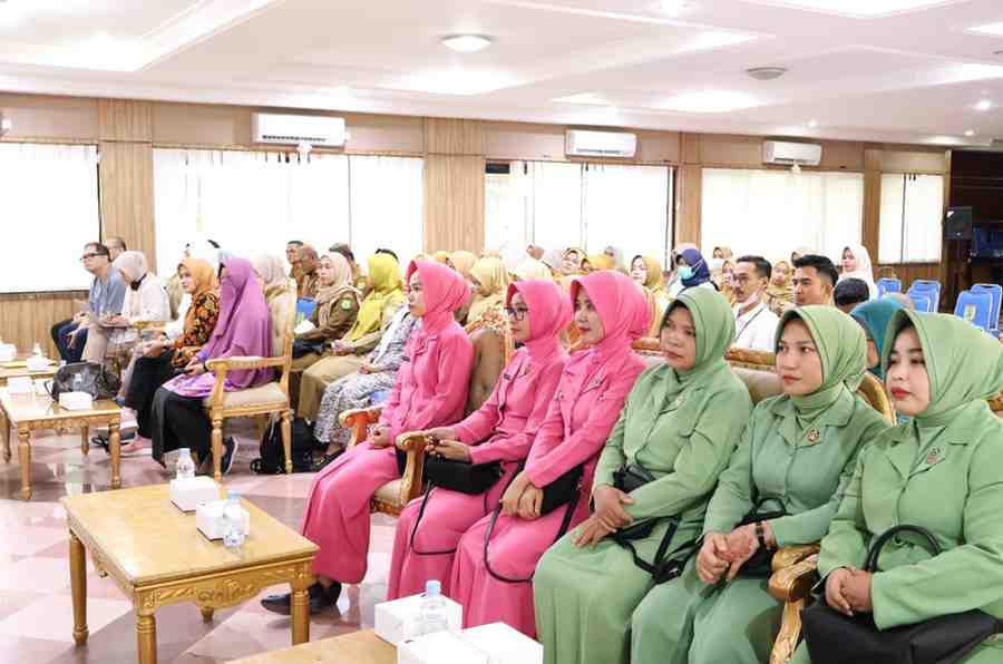 Sejumlah ibu-ibu darma wanita Muba mengikuti sosialisasi dan on the job Training Deteksi Dini Kanker Leher Rahim di Sekayu, Selasa (23/7/2024). Foto: Kominfo Muba.