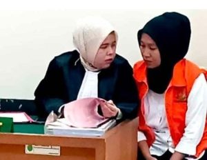 Puspita Rahayu, mantan karyawati (customer service/CS) sebuah bank plat merah di Kota Palembang menjalani sidang tuntutan di PN Palembang, Kamis (25/7/2024). Foto: Sumselheadline/Ela.
