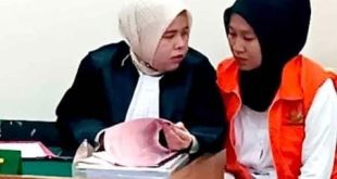 Puspita Rahayu, mantan karyawati (customer service/CS) sebuah bank plat merah di Kota Palembang menjalani sidang tuntutan di PN Palembang, Kamis (25/7/2024). Foto: Sumselheadline/Ela.