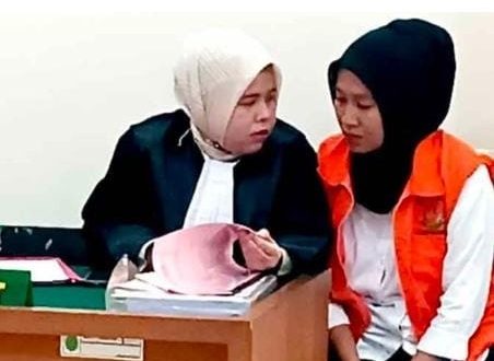Puspita Rahayu, mantan karyawati (customer service/CS) sebuah bank plat merah di Kota Palembang menjalani sidang tuntutan di PN Palembang, Kamis (25/7/2024). Foto: Sumselheadline/Ela.