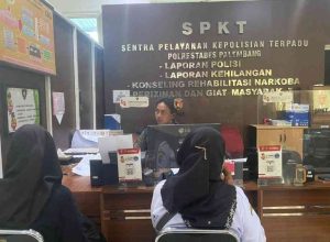 TRS (18), seorang siswi SMK, melapor ke Polrestabes Palembang karena dijambret di Jakabaring, Selasa (30/7/2024). Foto: Sumselheadline/Ela.