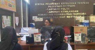 TRS (18), seorang siswi SMK, melapor ke Polrestabes Palembang karena dijambret di Jakabaring, Selasa (30/7/2024). Foto: Sumselheadline/Ela.