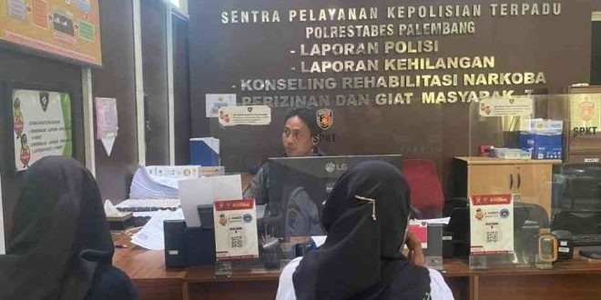 TRS (18), seorang siswi SMK, melapor ke Polrestabes Palembang karena dijambret di Jakabaring, Selasa (30/7/2024). Foto: Sumselheadline/Ela.