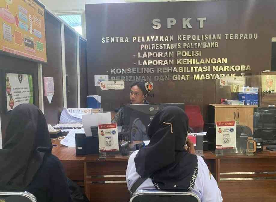 TRS (18), seorang siswi SMK, melapor ke Polrestabes Palembang karena dijambret di Jakabaring, Selasa (30/7/2024). Foto: Sumselheadline/Ela.