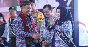 Kepala Badan Kependudukan dan Keluarga Berencana Nasional (BKKBN) Dr (HC) dr Hasto Wardoyo, SpOG. (K) mengukuhkan Elen Setiadi dan Melza sebagai ayah dan ibu asuh anak stunting, Kamis (18/7/2024). Foto: Humas Pemprov Sumsel.