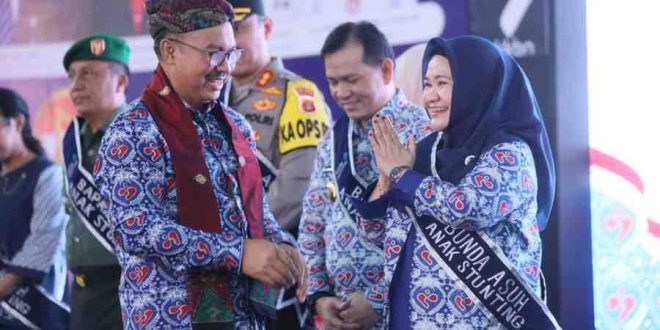 Kepala Badan Kependudukan dan Keluarga Berencana Nasional (BKKBN) Dr (HC) dr Hasto Wardoyo, SpOG. (K) mengukuhkan Elen Setiadi dan Melza sebagai ayah dan ibu asuh anak stunting, Kamis (18/7/2024). Foto: Humas Pemprov Sumsel.