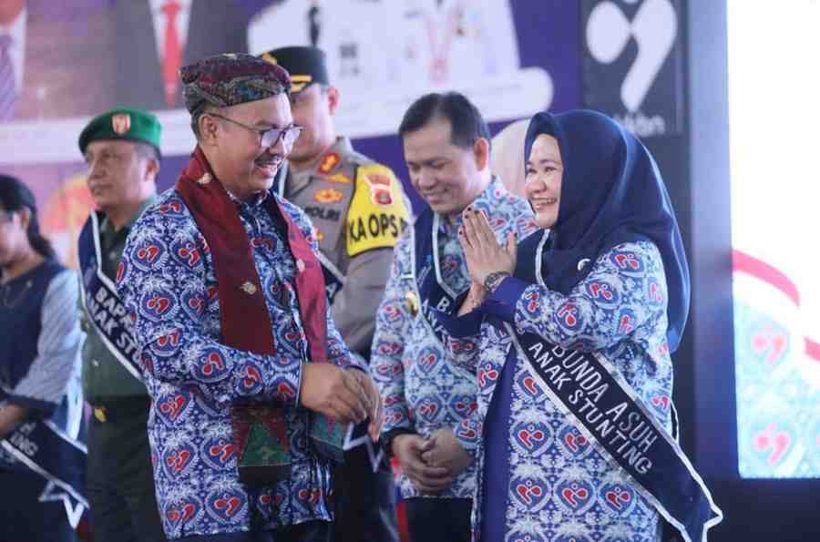 Kepala Badan Kependudukan dan Keluarga Berencana Nasional (BKKBN) Dr (HC) dr Hasto Wardoyo, SpOG. (K) mengukuhkan Elen Setiadi dan Melza sebagai ayah dan ibu asuh anak stunting, Kamis (18/7/2024). Foto: Humas Pemprov Sumsel.