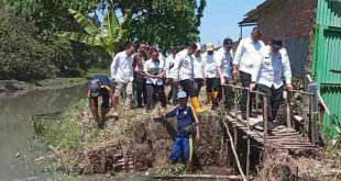 Pj Walikota Palembang, A Damenta menyaksikan pelebaran Sungai Seluang di wilayah Alang-alang Lebar, Rabu (24/7/2024). Foto: Kominfo Palembang.