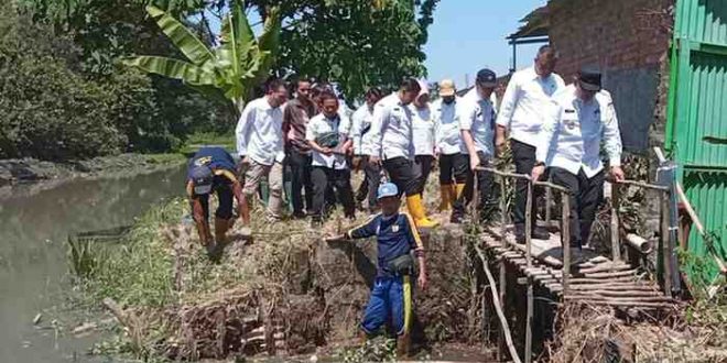 Pj Walikota Palembang, A Damenta menyaksikan pelebaran Sungai Seluang di wilayah Alang-alang Lebar, Rabu (24/7/2024). Foto: Kominfo Palembang.