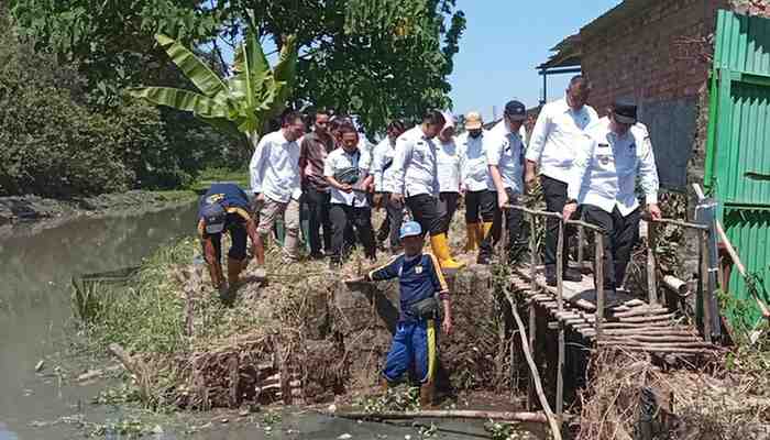 Pj Walikota Palembang, A Damenta menyaksikan pelebaran Sungai Seluang di wilayah Alang-alang Lebar, Rabu (24/7/2024). Foto: Kominfo Palembang.