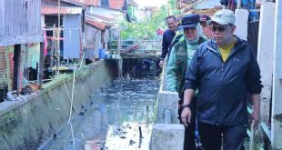 Pj Walikota Palembang, A Damenta meninjau anak sungai di 11 Ulu, Jumat (12/7/2024). Foto: Kominfo Palembang.