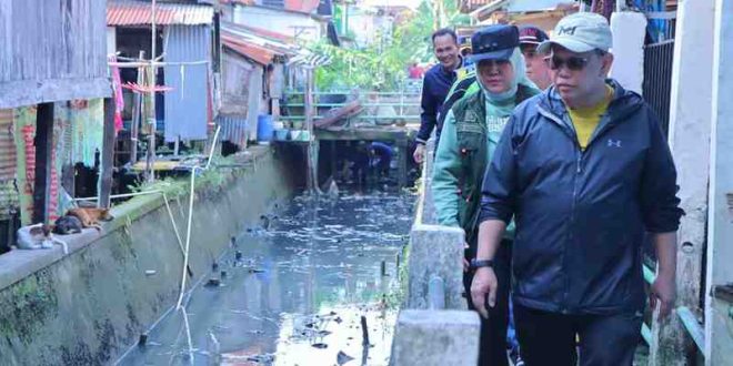 Pj Walikota Palembang, A Damenta meninjau anak sungai di 11 Ulu, Jumat (12/7/2024). Foto: Kominfo Palembang.