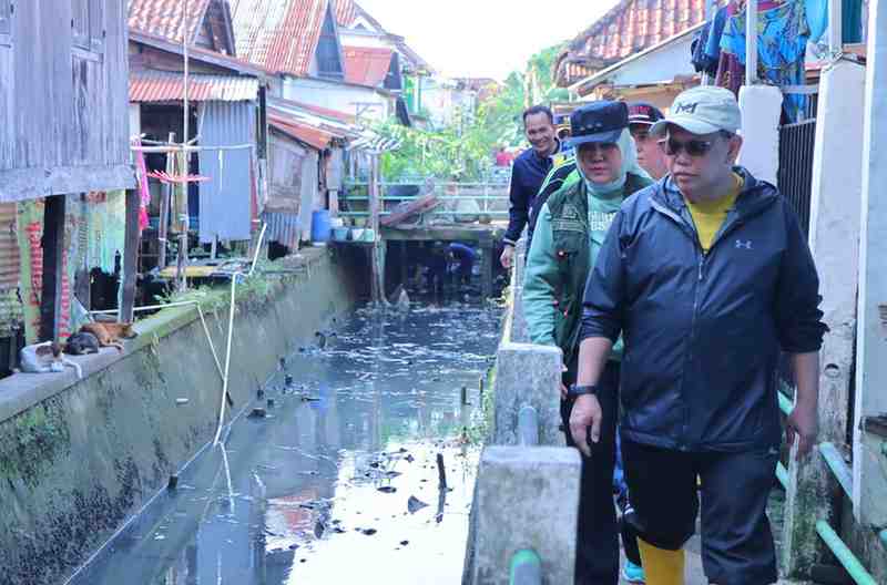 Pj Walikota Palembang, A Damenta meninjau anak sungai di 11 Ulu, Jumat (12/7/2024). Foto: Kominfo Palembang.