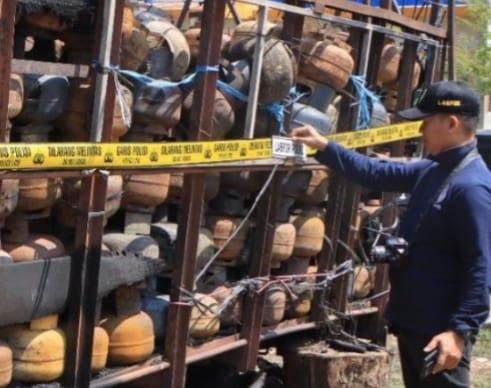 Truk bermuatan tabung gas elpiji diperiksa penyidik Polda Sumsel. Foto: Sumselheadline/Ela.