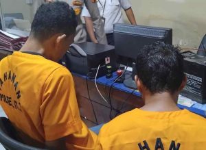 Andreyansah dan temannya dibekuk polisi karena mencuri aki dan rambu lalulintas di Palembang, Selasa (9/7/2024). Foto: Sumselheadline/Ela.