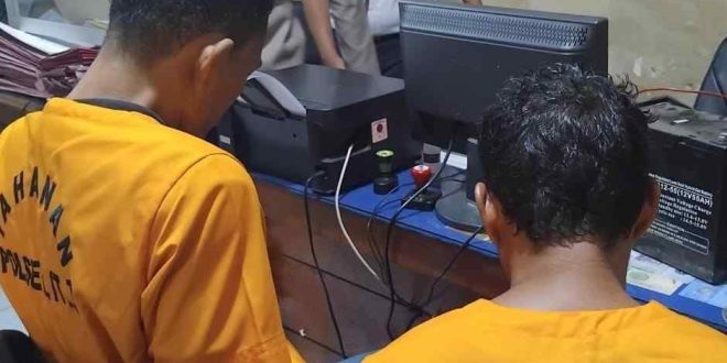 Andreyansah dan temannya dibekuk polisi karena mencuri aki dan rambu lalulintas di Palembang, Selasa (9/7/2024). Foto: Sumselheadline/Ela.
