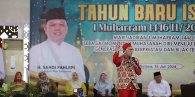 Ustas Koko Liem SQ MA ceramah agama seputar untuk menjadi insan yang lebih baik di acara tahun baru Islam di Sekayu, Selasa (16/7/2024). Foto: Kominfo Muba