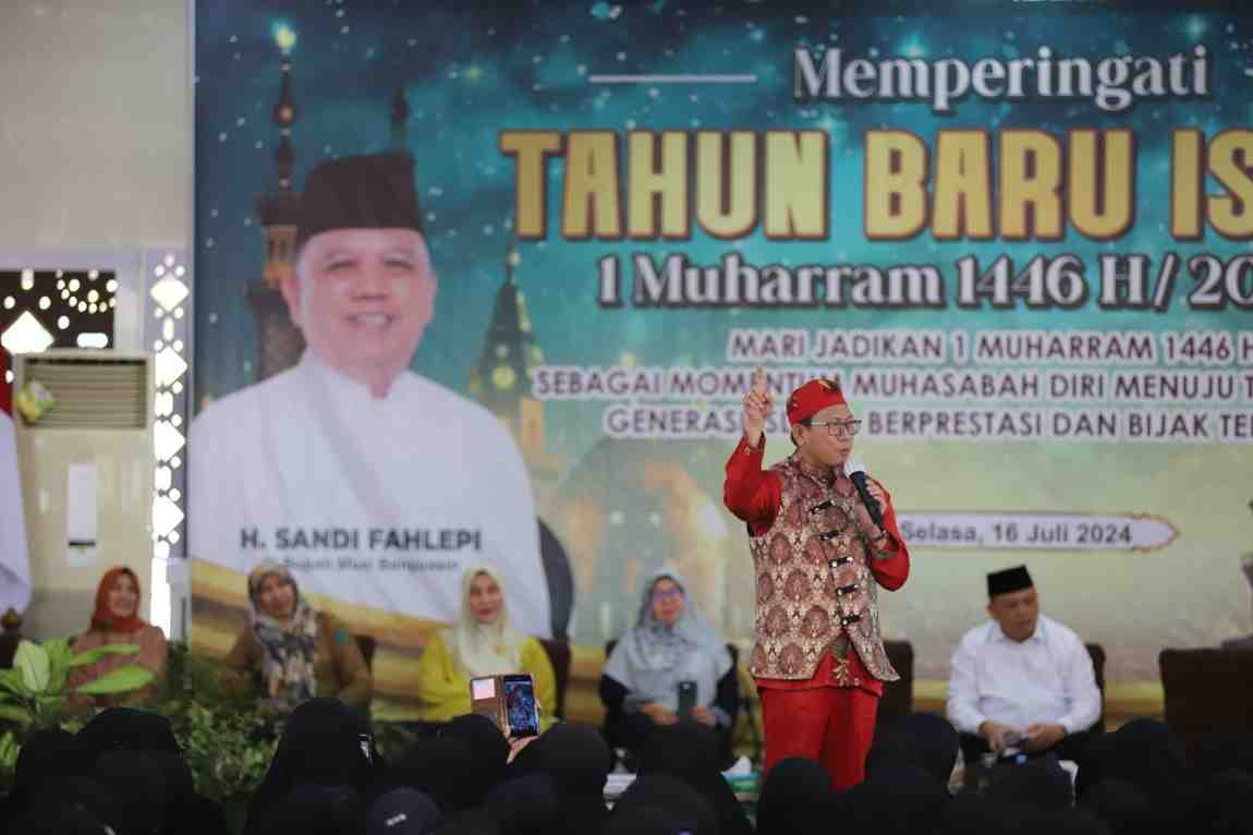 Ustas Koko Liem SQ MA ceramah agama seputar untuk menjadi insan yang lebih baik di acara tahun baru Islam di Sekayu, Selasa (16/7/2024). Foto: Kominfo Muba