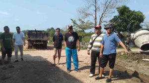 Warga Blok D, Kelurahan Kayu Ara Kecamatan Sekayu, Kabupaten Musi Banyuasin (Muba) menunjukkan lokasi akan dibangun taman hias ramah lingkungan, Senin (15/7/2024). Foto: Kominfo Muba.