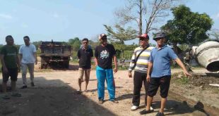 Warga Blok D, Kelurahan Kayu Ara Kecamatan Sekayu, Kabupaten Musi Banyuasin (Muba) menunjukkan lokasi akan dibangun taman hias ramah lingkungan, Senin (15/7/2024). Foto: Kominfo Muba.