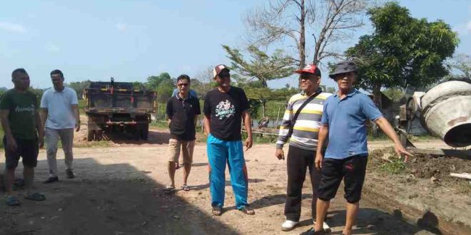 Warga Blok D, Kelurahan Kayu Ara Kecamatan Sekayu, Kabupaten Musi Banyuasin (Muba) menunjukkan lokasi akan dibangun taman hias ramah lingkungan, Senin (15/7/2024). Foto: Kominfo Muba.