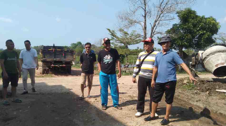 Warga Blok D, Kelurahan Kayu Ara Kecamatan Sekayu, Kabupaten Musi Banyuasin (Muba) menunjukkan lokasi akan dibangun taman hias ramah lingkungan, Senin (15/7/2024). Foto: Kominfo Muba.
