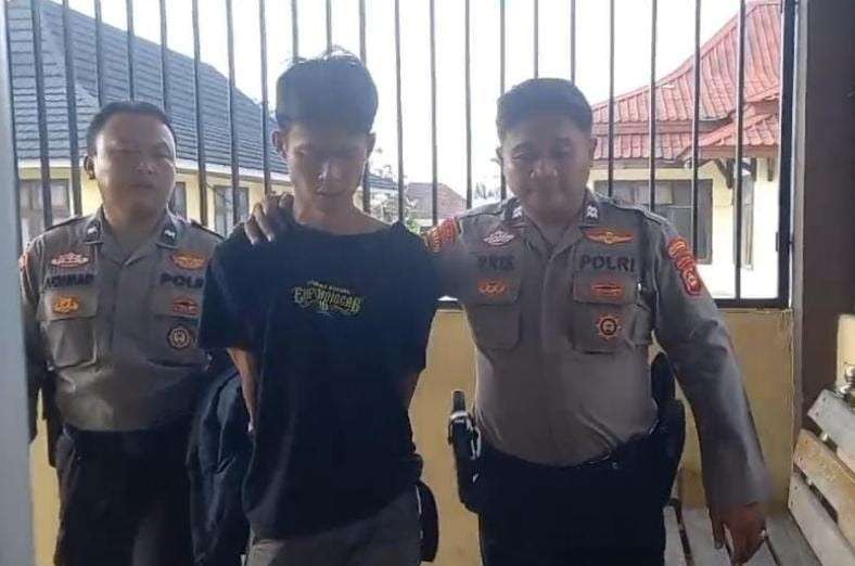 Deni Setiawan (23) dibekuk karena mencur hp di Pasar 16 Ilir Palembang, Rabu (17/7/2024). Foto: Sumselheadline/Ela.