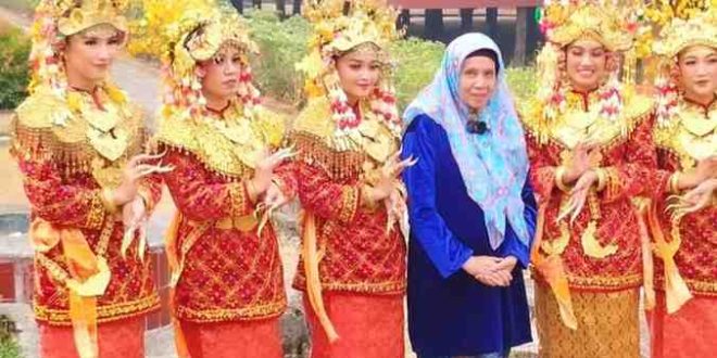 Maestro tari Sumsel, Bunda Elly Rudy (baju biro) semasa hidup. FotoL Dok keluarga almarhumah elly.