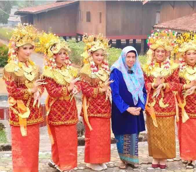 Maestro tari Sumsel, Bunda Elly Rudy (baju biro) semasa hidup. FotoL Dok keluarga almarhumah elly.