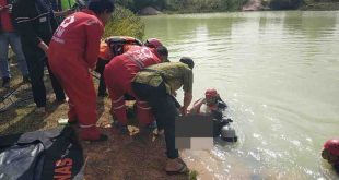 Sejumlah petugas yang tengah mengevakuasi bocah yang tenggelam di bekas galian, dekat Asrama Haji Palembang, Sabtu (27/7/2024). Foto: Dok Basarnas Palembang.