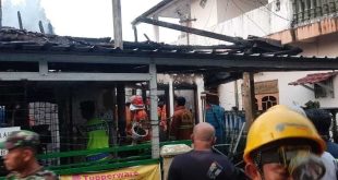 Sebuah rumah di Jalan Sentosa, Lorong Masjid, RT 08 RW 02, Kelurahan Sentosa, Kecamatan Seberang Ulu 2 Palembang diamuk si jago merah, Senin (15/7/2024) sekitar Pukul 05.00 WIB. Foto: Sumselheadline/Ela.