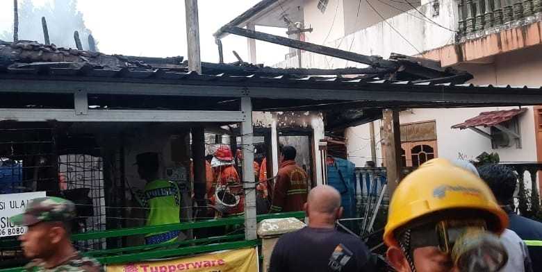 Sebuah rumah di Jalan Sentosa, Lorong Masjid, RT 08 RW 02, Kelurahan Sentosa, Kecamatan Seberang Ulu 2 Palembang diamuk si jago merah, Senin (15/7/2024) sekitar Pukul 05.00 WIB. Foto: Sumselheadline/Ela.