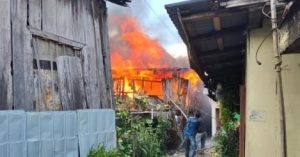 Api mengamuk di Lr Micigan, 8 Ulur Palembang, hangsukan tiga rumah warga, Rabu (31/7/2024). Foto: Sumselheadline/Ela.