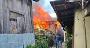 Api mengamuk di Lr Micigan, 8 Ulur Palembang, hangsukan tiga rumah warga, Rabu (31/7/2024). Foto: Sumselheadline/Ela.