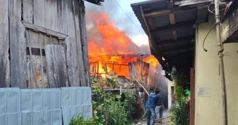Api mengamuk di Lr Micigan, 8 Ulur Palembang, hangsukan tiga rumah warga, Rabu (31/7/2024). Foto: Sumselheadline/Ela.