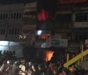 Minggu (7/7/2024) sekitar pukul 04.30 api melahap tiga ruko di kawasan Pasar Km5 Palembang. Foto: screenshot medsos.
