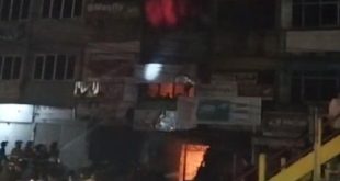 Minggu (7/7/2024) sekitar pukul 04.30 api melahap tiga ruko di kawasan Pasar Km5 Palembang. Foto: screenshot medsos.