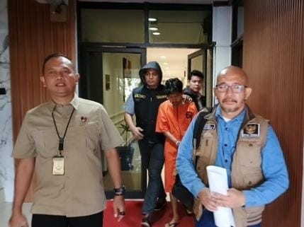 MMR (20) warga asal Kelurahan Paku Haji, Kabupaten Tangerang, Provinsi Banten, ditangkap karena sebarkan foto tak sonoh siswi di Prabumulih. Foto: Dok Polisi.
