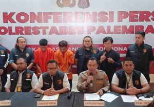Kapolrestabes Palembang didampingi Direktur Ditreskrimum Polda Sumsel Kombes Pol Anwar Reksowidjojo SIK dan Kasubdit 3 Jatanras AKBP Yunar Hotma Parulian Sirait saat jumpa pers, Senin (1/7/2024). Foto: Sumselheadline/Ela.