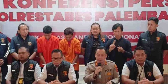 Kapolrestabes Palembang didampingi Direktur Ditreskrimum Polda Sumsel Kombes Pol Anwar Reksowidjojo SIK dan Kasubdit 3 Jatanras AKBP Yunar Hotma Parulian Sirait saat jumpa pers, Senin (1/7/2024). Foto: Sumselheadline/Ela.