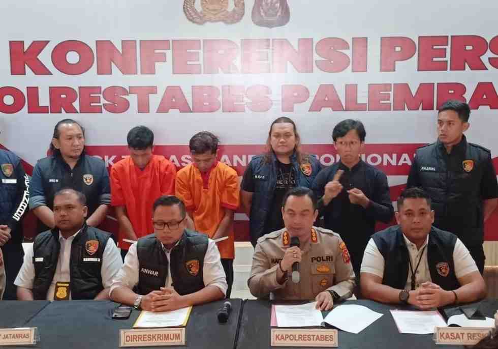 Kapolrestabes Palembang didampingi Direktur Ditreskrimum Polda Sumsel Kombes Pol Anwar Reksowidjojo SIK dan Kasubdit 3 Jatanras AKBP Yunar Hotma Parulian Sirait saat jumpa pers, Senin (1/7/2024). Foto: Sumselheadline/Ela.
