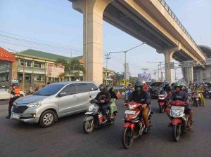 Kendaraan yang lalu lalang di kawasan SD Muhammadiyah, Balayuda, Palembang. Foto: Sumselheadline/Pitria.